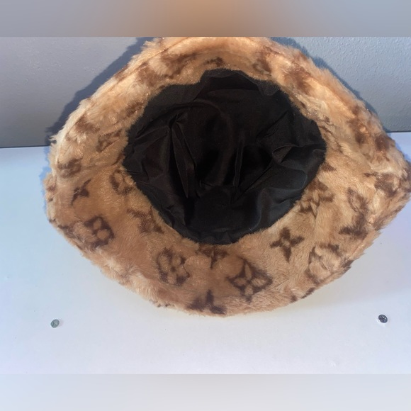 LV Louis Vuitton Logo Luxury Bucket Unisex Winter Designer Snow Faux Fur - Picture 3 of 6